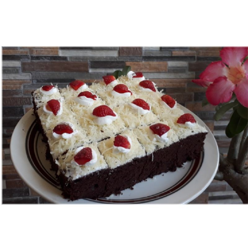 

Brownies kukus topping strawberry kue cake potong bekasi / Makanan