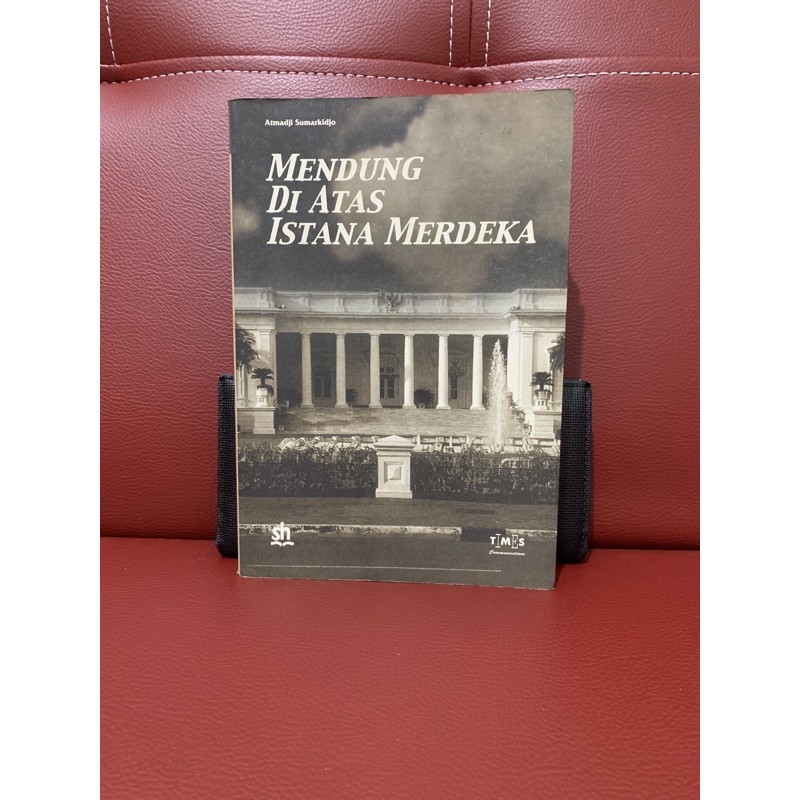 Mendung Di Atas Istana Merdeka