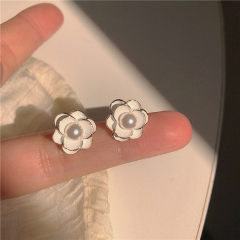 Anting Tusuk Motif Bunga Camellia Hias Mutiara Putih Ala Korea Untuk Wanita