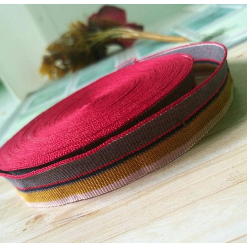 

per rol 15 meter,pita salur list pelangi lebar 2cm