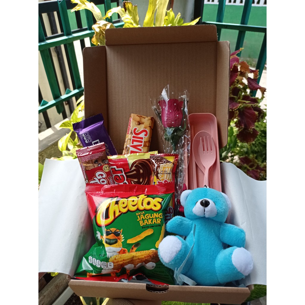 

Hampers snack box + alat makan Free Boneka Mini