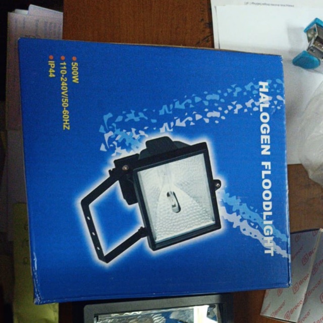 Kap lampu sorot halogen + lampu / halogen floodlight 500 watt