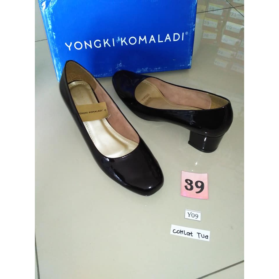 Heels kerja yongki komaladi coklat Y16