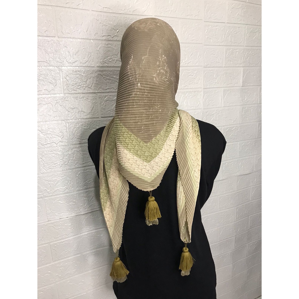 segi empat plisket motif pom pom / hijab plisket / jilbab plisket / kerudung segi empat / hijab segi