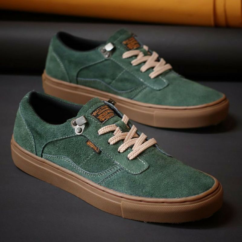 Sepatu Sneakers Casual Kasual Kets Santai Kuliah Sekolah Original Kulit Suede Lembut Berkualitas