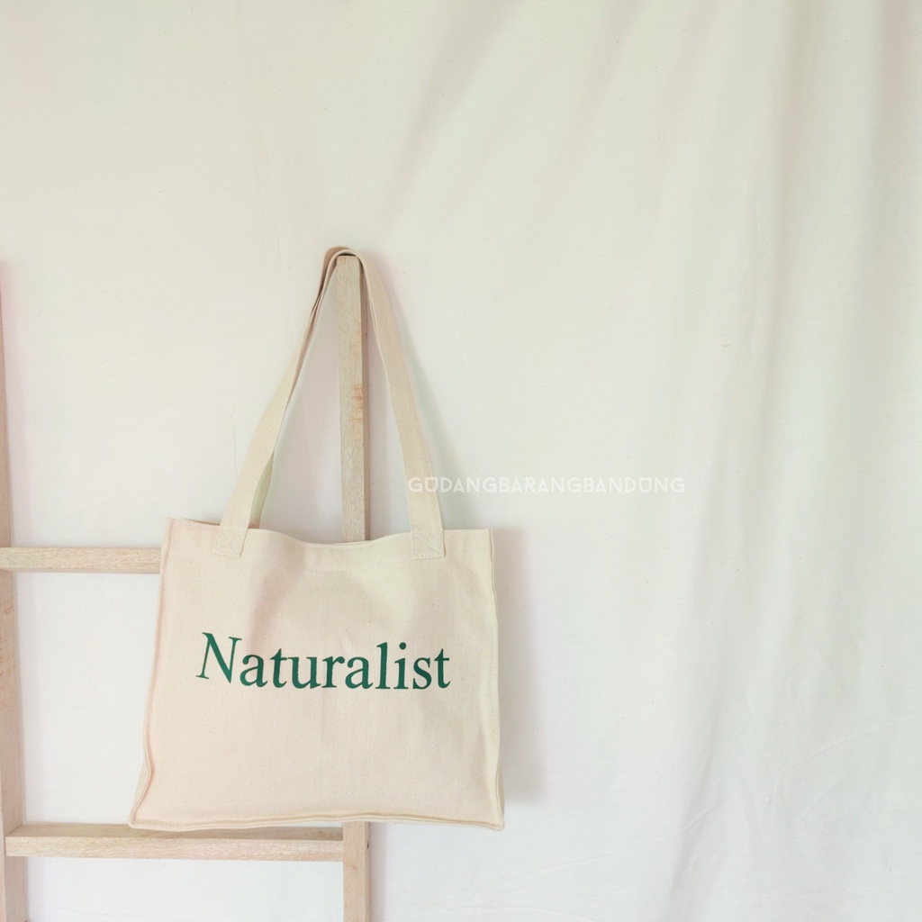 Tote Bag Canvas dengan Desain Square 'Green Naturalist': Gaya yang Menyatu dengan Alam untuk Aktivitas Anda!