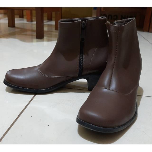 Sepatu ankle boots dr kevin