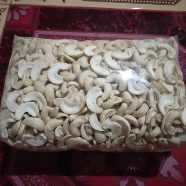 

Kacang Mete Belah Dua Tanpa Campur Remukan Segar
