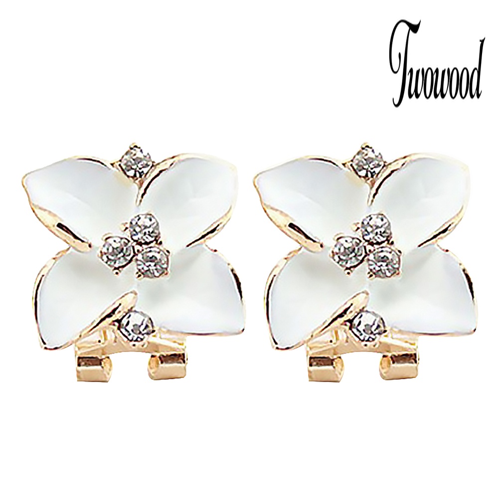 Anting Stud Enamel Bentuk Clover Aksen Berlian Imitasi Untuk Wanita