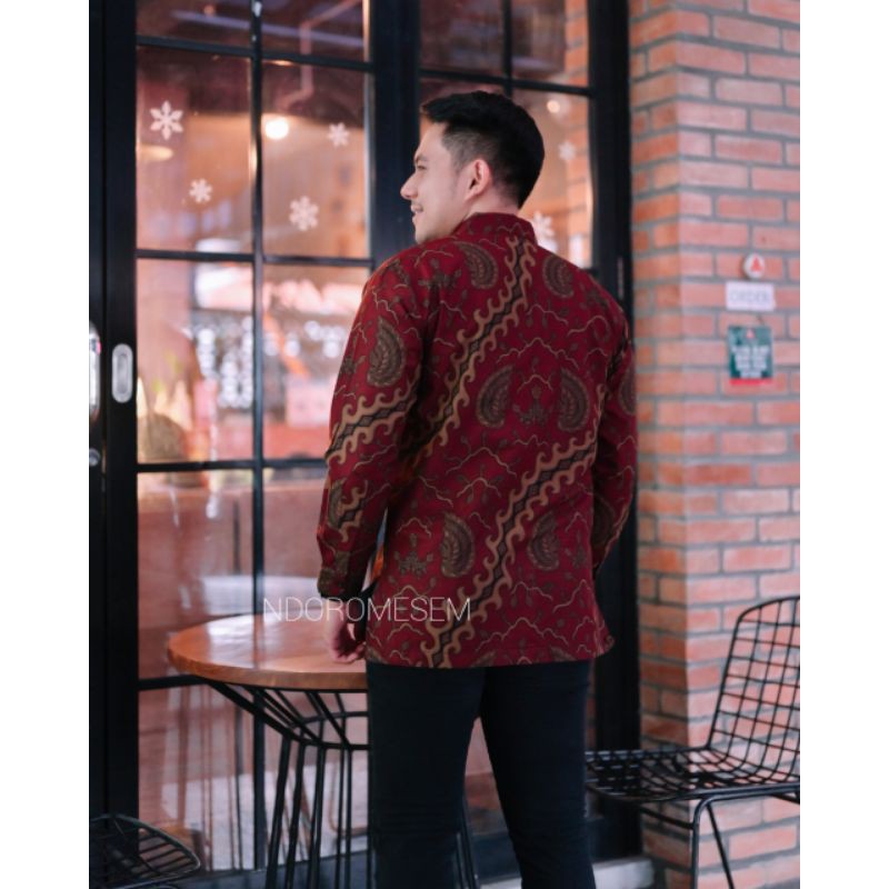 KEMEJA BATIK PREMIUM WARNA MERAH MARUN NDOROMESEM LENGAN PANJANG GEMBIROLOKO KATUN HALUS BATURADEN