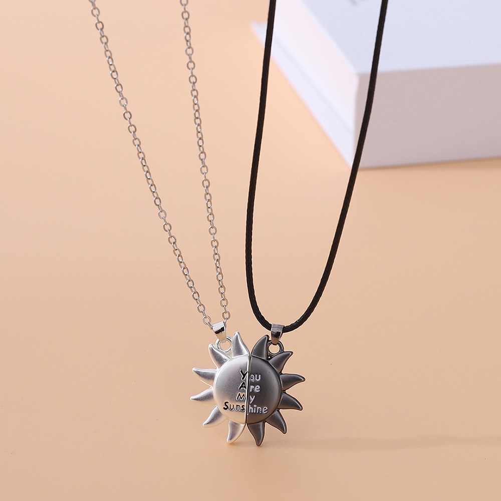 2pcs Kalung Choker Dengan Liontin Matahari Warna Hitam Dan Putih Untuk Pria Dan Wanita