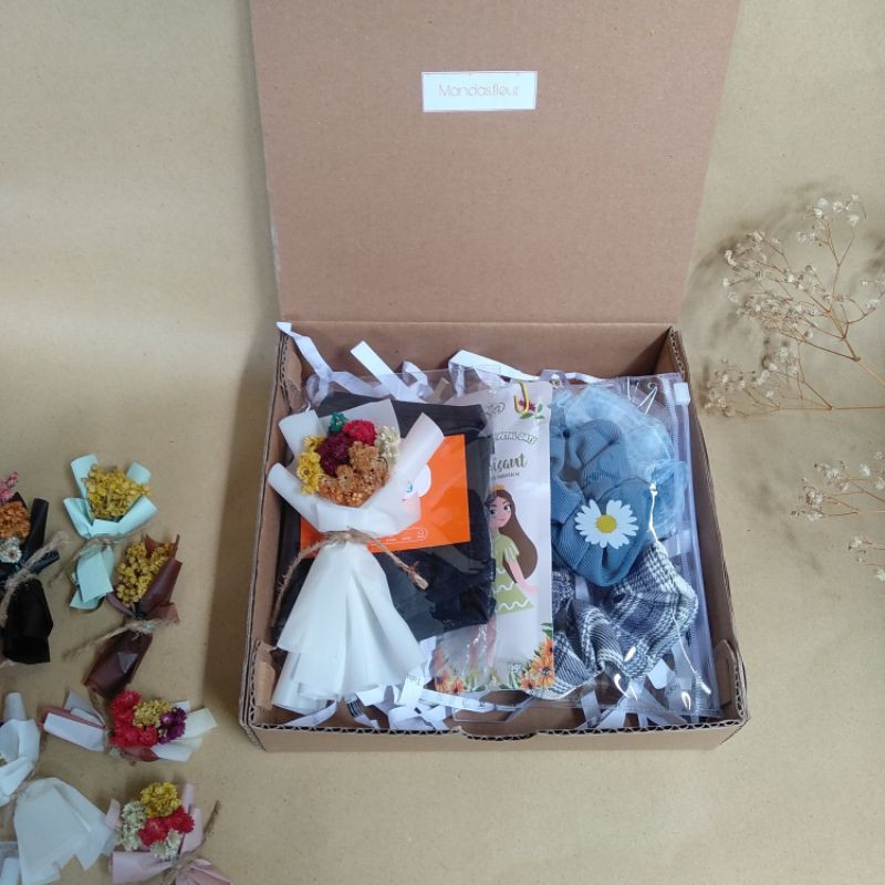 

GIFT BOX | Exclusive Gift Box | Dried Flowers | Hampers