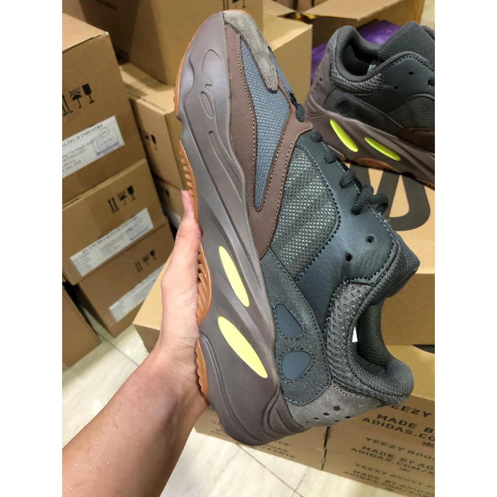 YEZZY 700 MAUVE, REAL PIC. MADE IN CHINA.