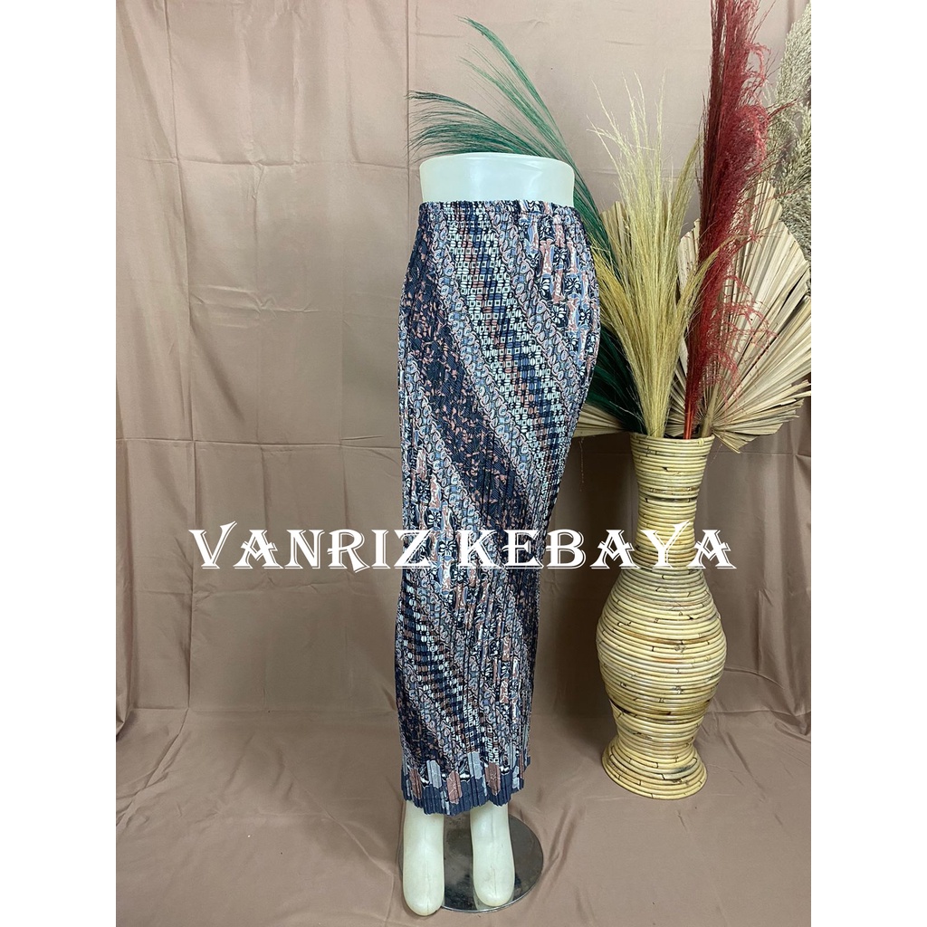 Vanriz Kebaya-Rok Plisket Batik Kebaya