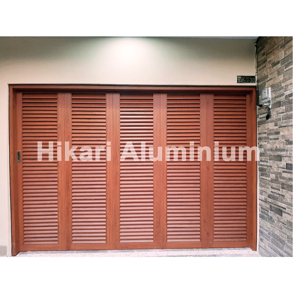 Pintu Geser Aluminium Motif Serat Kayu Frame Jalusi