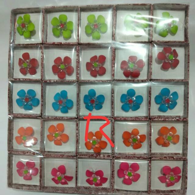 Souvenir pernikahan bros jilbab  kemasan box 100pcs