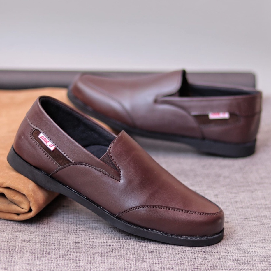 MOLK Sepatu Kasual Slip On Pria Hitam Semi Formal Kulit Pu Sepatu Kerja Kantor Kuliah Simple Murah