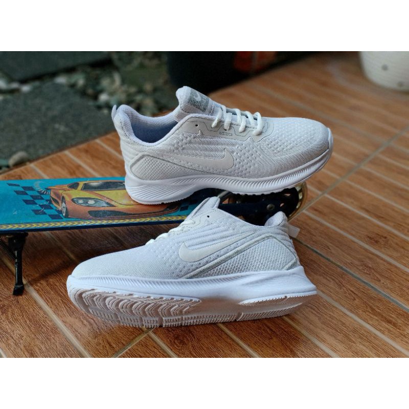 Sepatu Sneakers Sports Pria Wanita Putuh