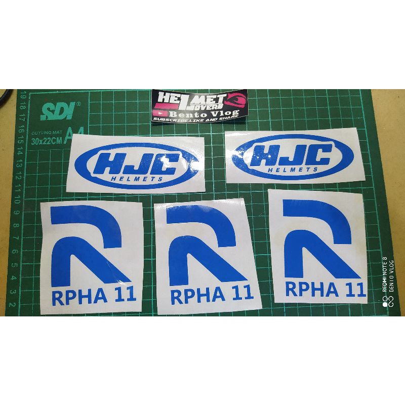 cutting sticker HJC RPHA untuk proses repaint helm.