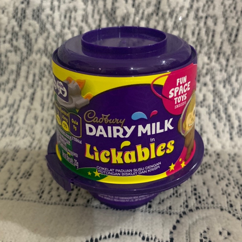 

Cadbury Dairy Milk in Lickables Fun space toys inside / cokelat paduan susu dengan potongan biskuit dan krispi/ Cokelat / Chocolate / Cadbury / Dairy / Milk / in / Lickables / Fun / space / toys / inside