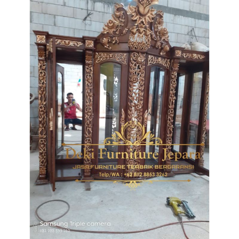 lemari kaca hias ruang tamu 4 pintu kayu jati ukiran jepara mewah full ukir bufet pajangan shima
