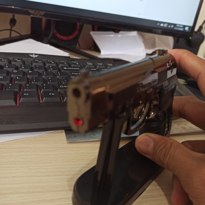 Korek Api Gas Laser Model PIstol Ukuran Sedang Free Stand M9