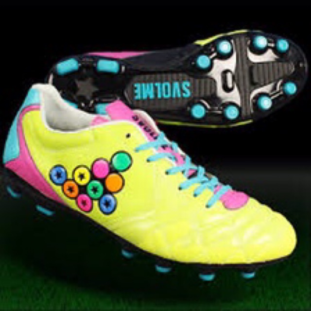 Sepatu bola Svolme Delsalma