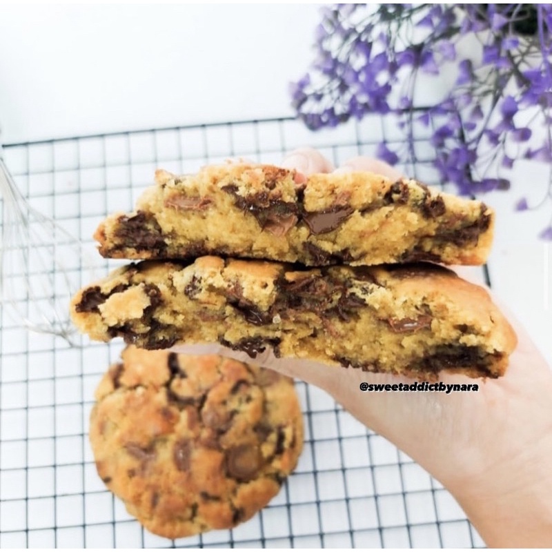 

Levain Cookies - Classic Chocolate Chips Cookies