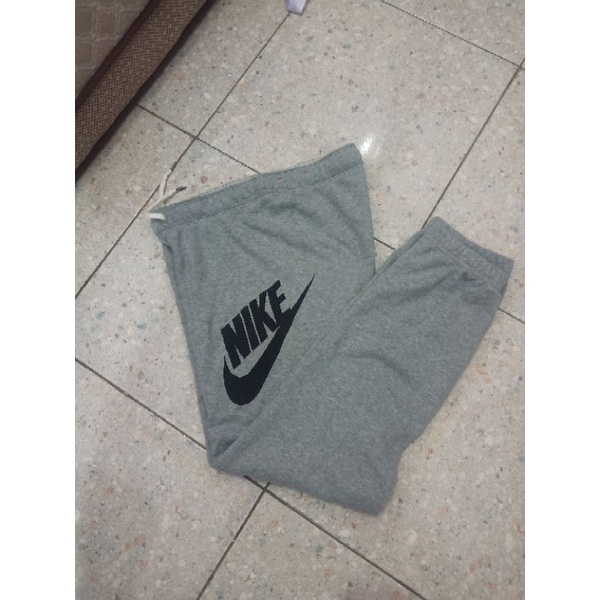 jogger nike big swoosh