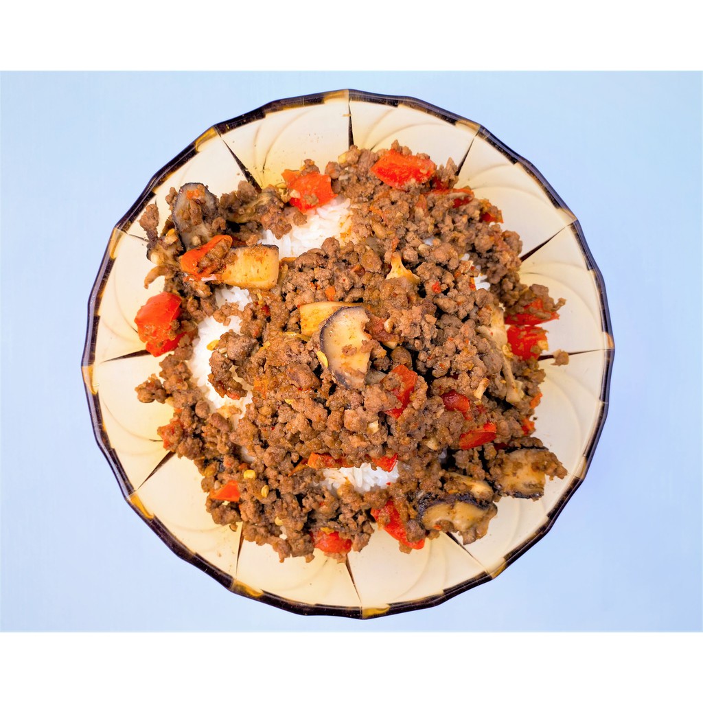 

Giling Beef Bowl Rice Nasi Daging Giling dengan Jamur Shitake Paprika Bawang Putih dan Cabai
