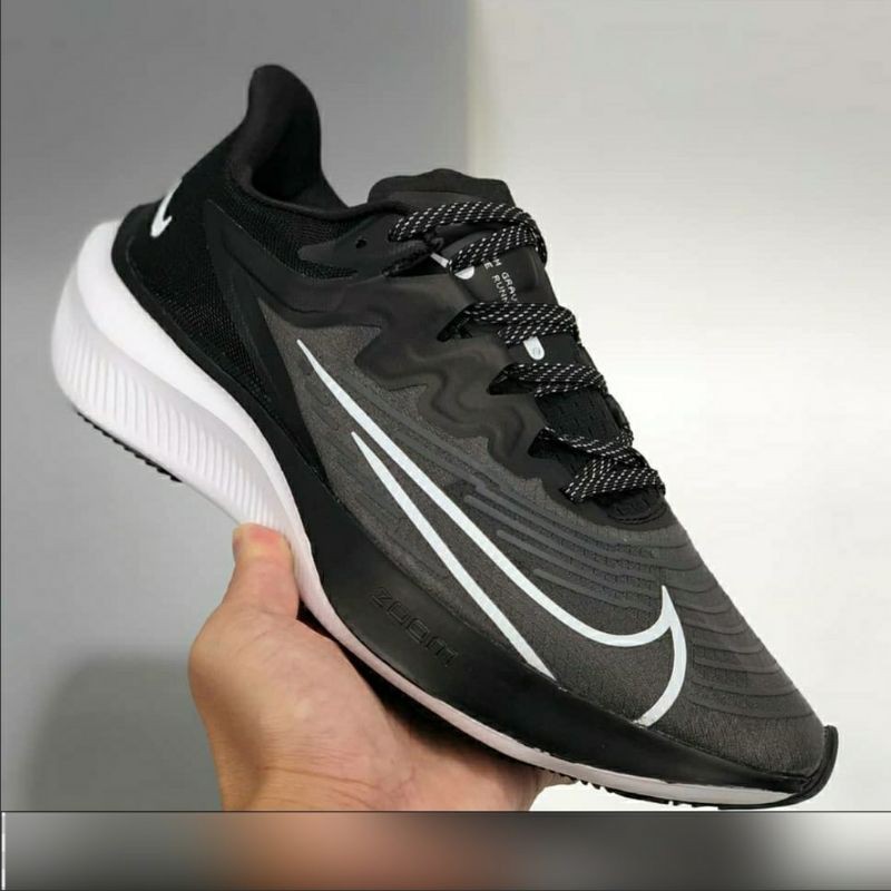Sepatu Nike Zoom Gravity 2 Black White Buat Cowok