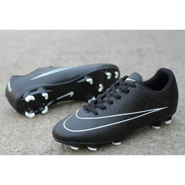 Temukan Futsal Adidas Predator Tango 18.4 IN seharga Rp300.000.