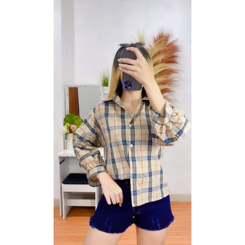 KEMEJA OVERSIZE WANITA  KEMEJA OSLIN CASUAL BLOUSE KOTAK KOTAK FLANEL WANITA BAHAN KATUN PREMIUM LENGAN PANJANG FULL KANCING KEKINIAN TERBARU KOREA KOREAN STYLE WANITA CEWEK TARTAN TWO TONE CROP TOP THRIFT  KEMEJA GUILEN LENGAN BALON SIZE L LD 90 Cm-Krem kotak milen