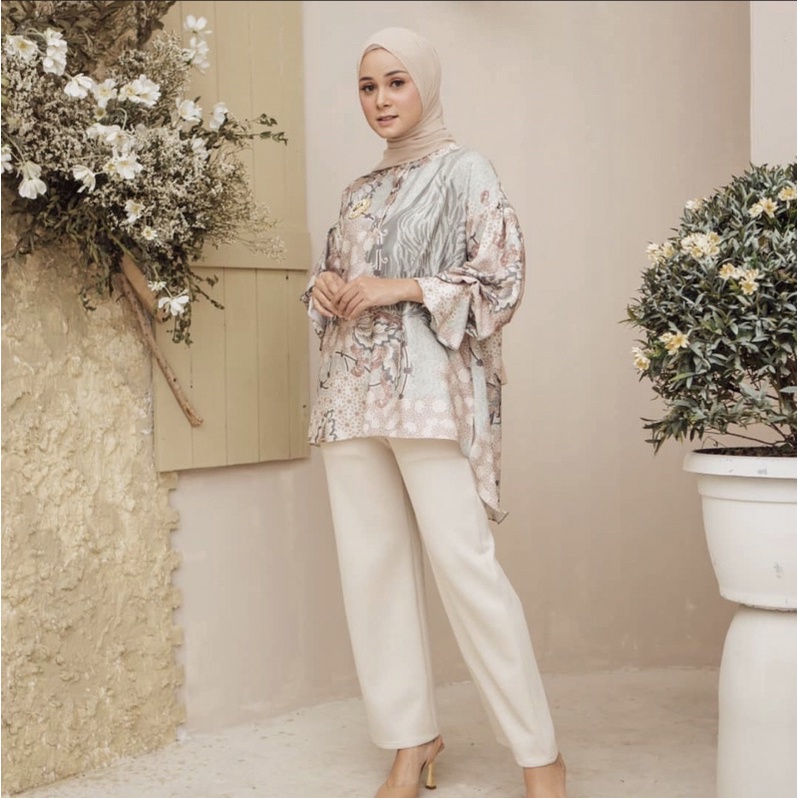 Preloved Wearing Klamby Kala Blouse Blue Pea Uk M