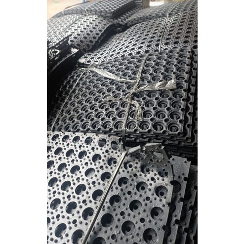 Keset Kaki Karet Bolong Anti Slip Ukuran 40x60cm - Hitam