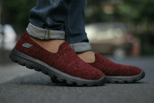 Sepatu Skechers slip on Pria, free kaos kaki