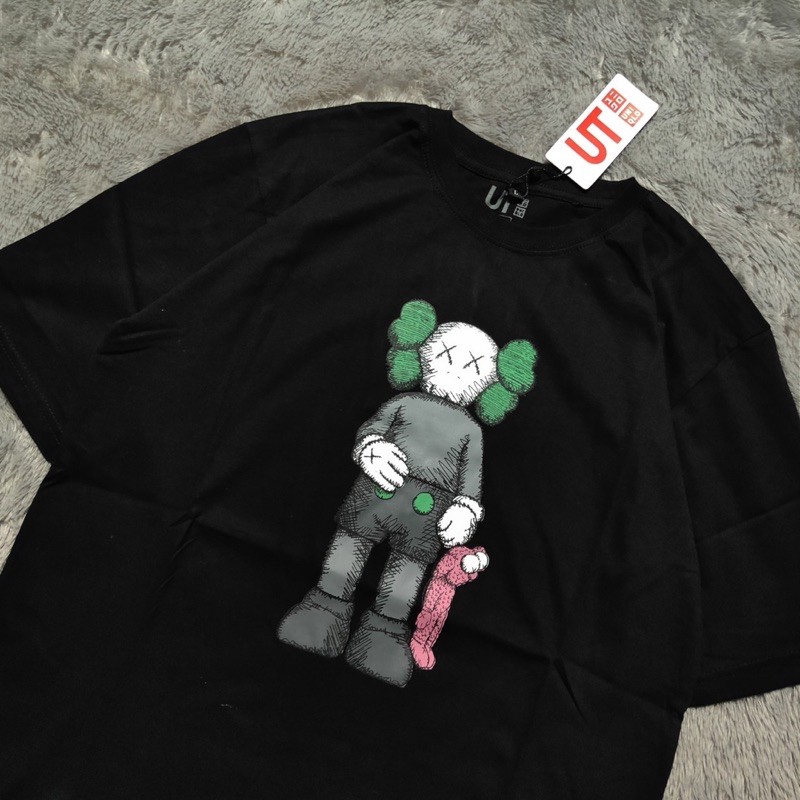 Kaos Tshirt Uniqlo X Kaws Holding Hitam Fulltag &amp; Lebel