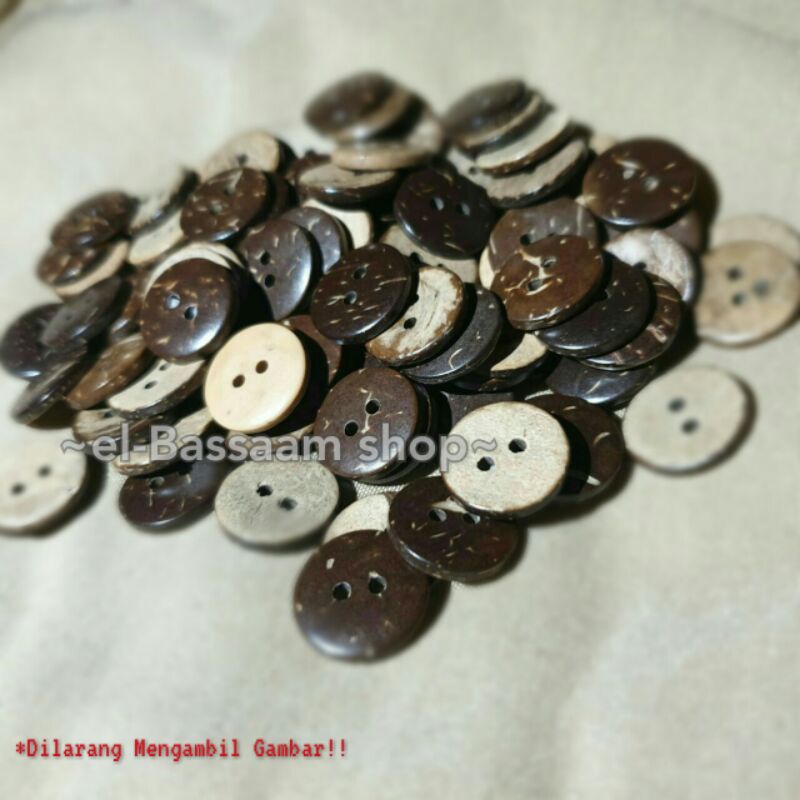 Kancing Batok kelapa asli 15 mm/24L / per lusin/12 pcs/ 2 lubang/ kayu tempurung coklat/ pernis meng
