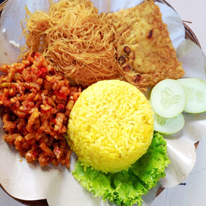 

NASI KUNING BIASA(Nasi kuning , mie atau bihun , tempe orek , gorengan , sambel , krupuk , sendok)