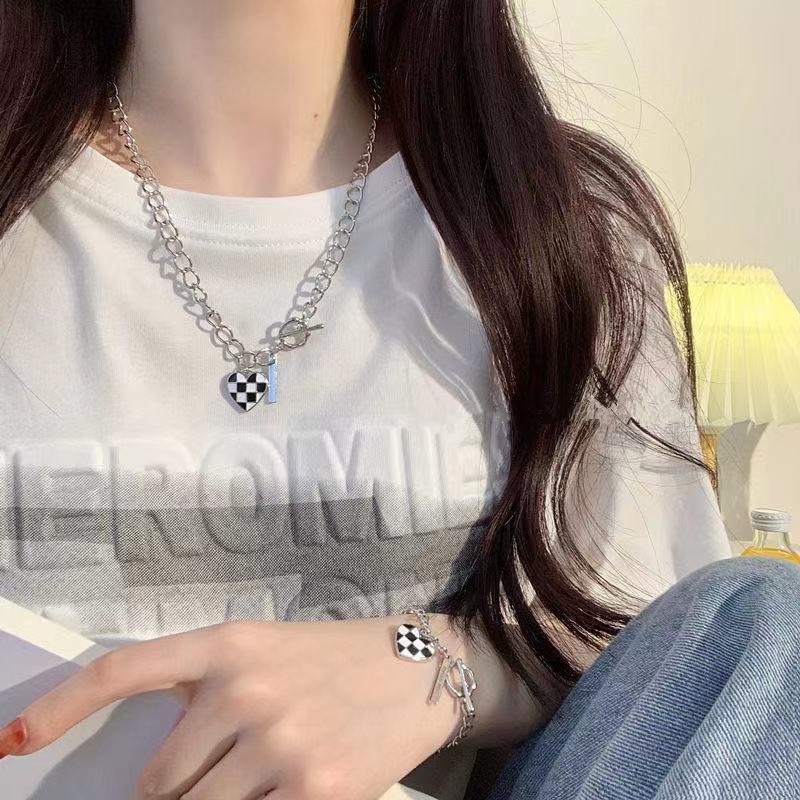 AY(CN) Kalung Rantai Choker Bentuk Hati Motif Kotak-Kotak Warna Silver Gaya Korea Untuk Wanita