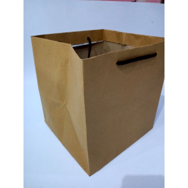 

tas kertas / paperbag ukuran 22*22*22 dijual per pc