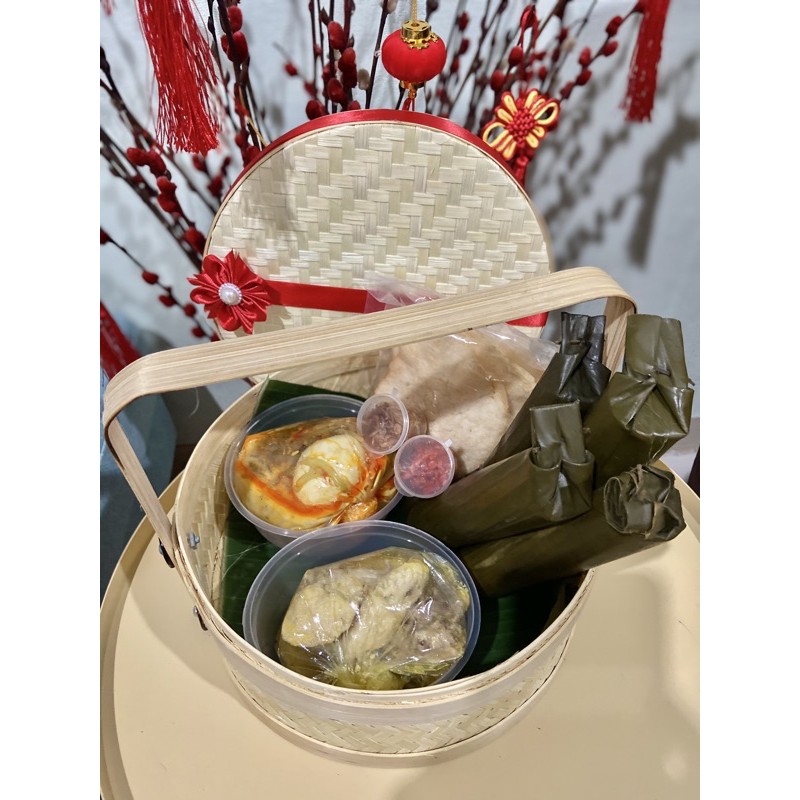 

Lontong Cap Gomeh (Paket Keranjang Bambu Bulat)