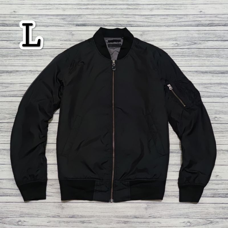 Bomber UNIQLO Hitam