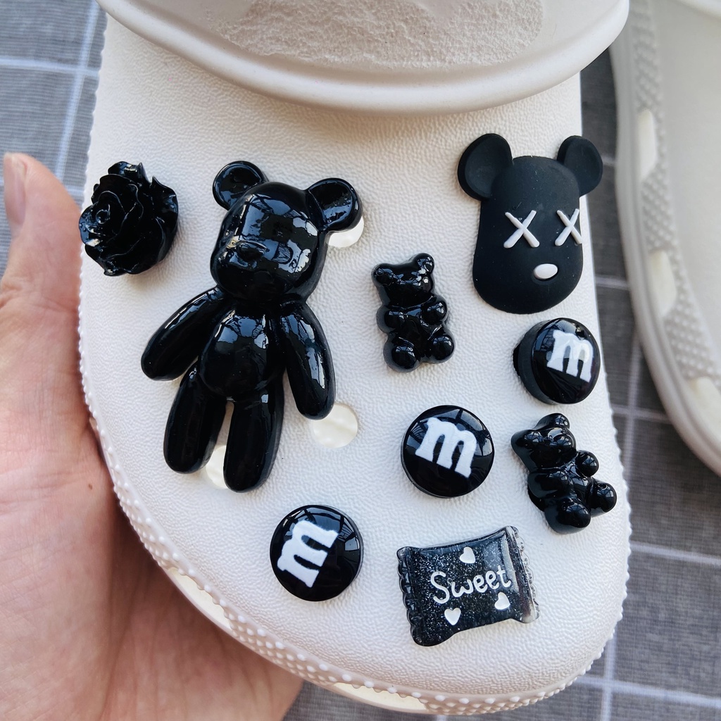 Jibbitz Crocs 18PCS / Set Charm Kancing Motif Kartun Beruang KAWS Untuk Aksesoris Sepatu#Sepatu Sneakers Wanita Model Lace-Up Warna Hitam + Putih