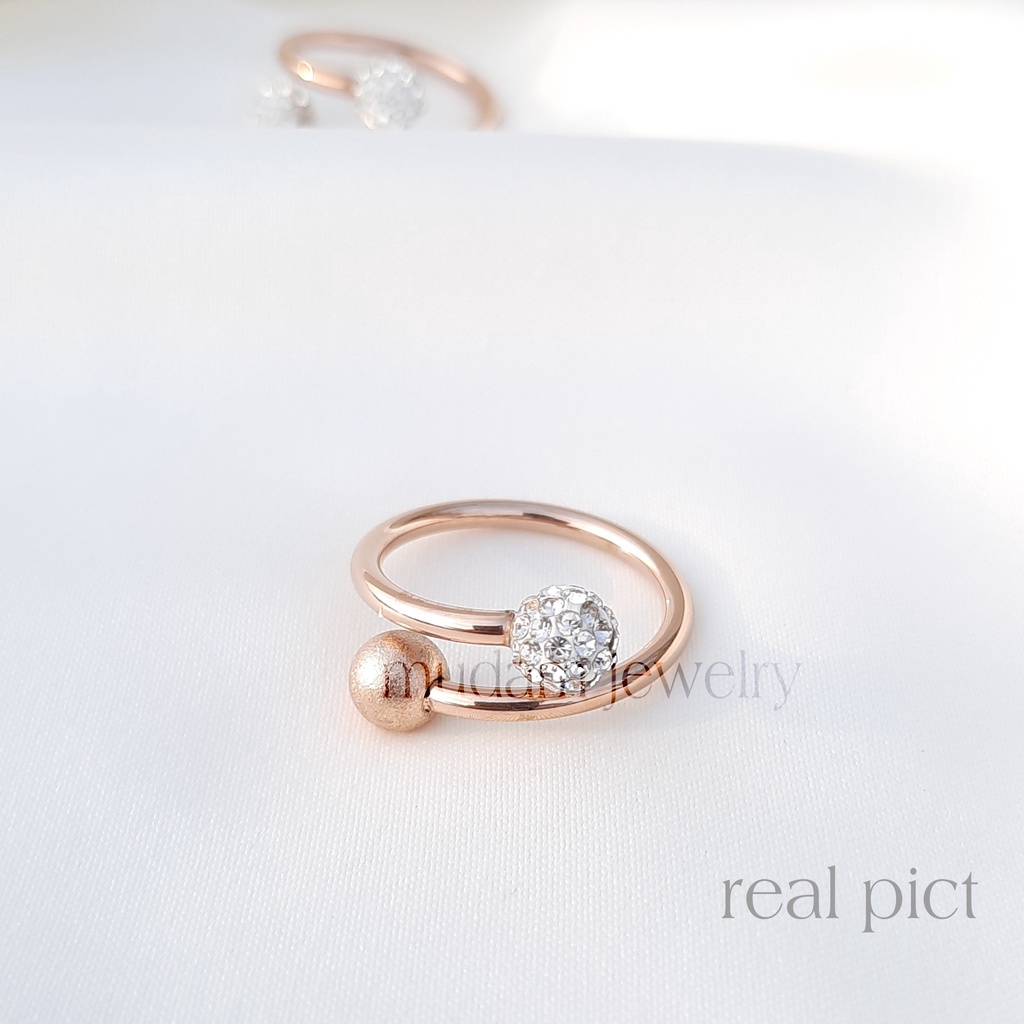 Cincin Titanium Dengan 2 Bola Diamonds dan 1 Bola Diamond Warna Rose Gold