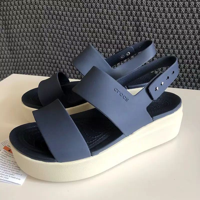 Crocs Brooklyn tali / sandal wanita Crocs brooklyn wedges tali