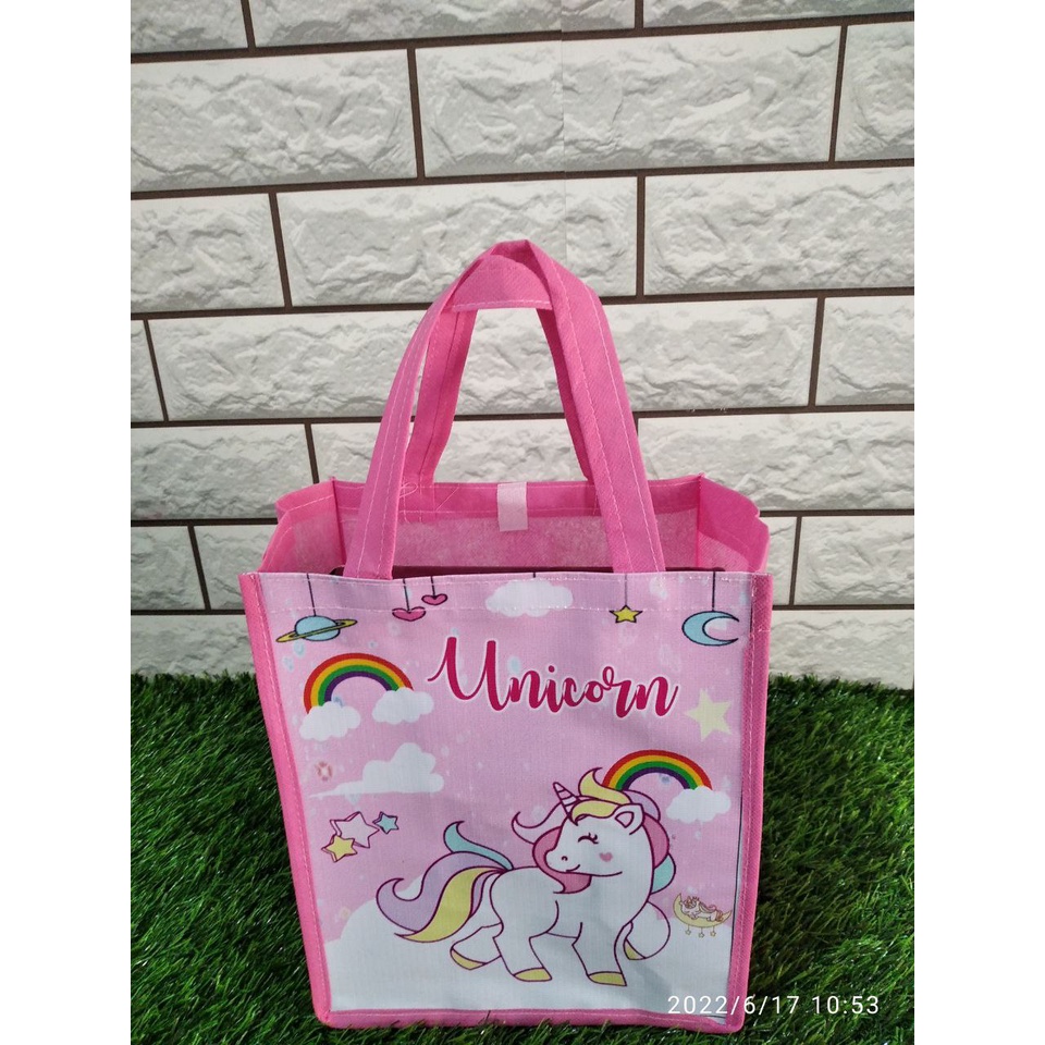 

Goodiebag ukuran 20x13x25/hampers/tas souvenir/tas ulang tahun/ tas ultah
