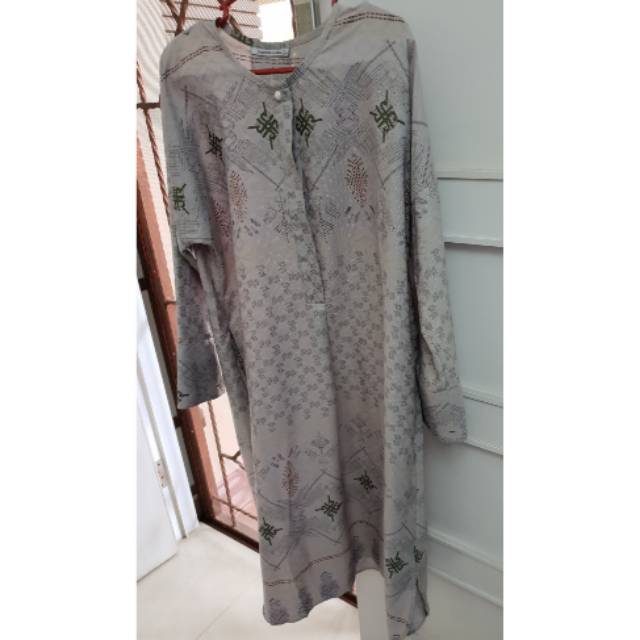 Ria Miranda segara tunik grey