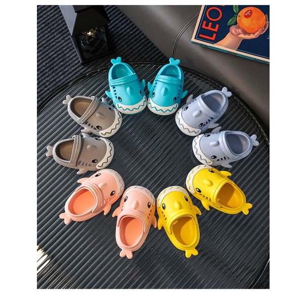 Sandal Anak / Sendal Anak Laki Laki / Perempuan Hiu Baby Shark / Selop Anak Anak / Sancu Anak / Sandal Karet Anak Lucu Kartun / Sandal Anak Cowok Cewek Ikan Hiu Ber Ekor/ Sandal Jalan Anak / Sandal Bayi