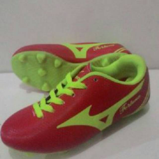 Temukan Sepatu bola anak mizuno / olahraga / bola futsal /sepak bola/ anak kids / keren size 28-32